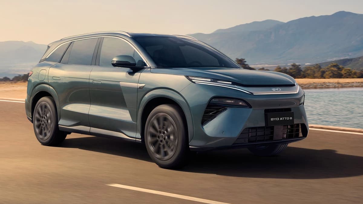 تقدم بي واي دي Atto 8 نفسها كسيارة SUV تجمع بين الفخامة والرحابة والتكنولوجيا المتطورة،