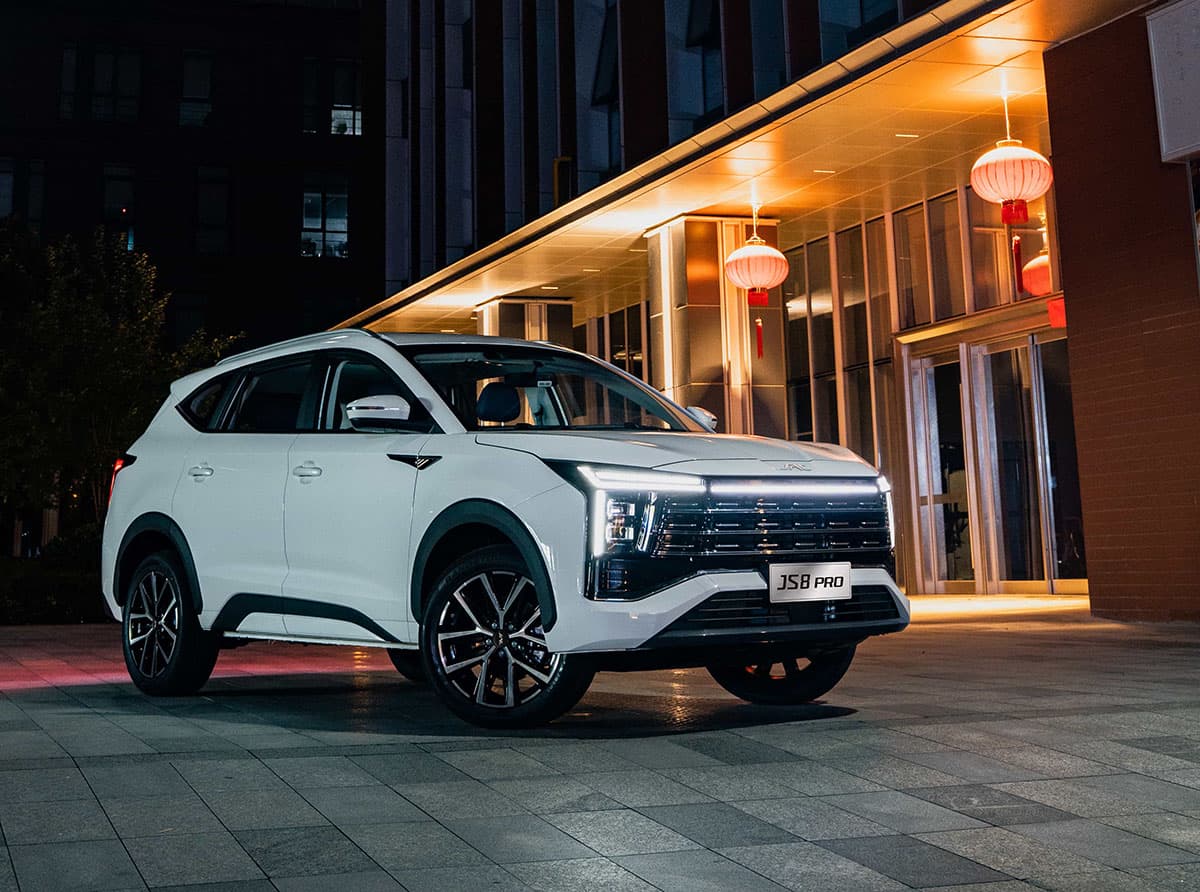 تقدم جاك سيارتها JS8 PRO موديل 2026 كسيارة SUV عائلية بسبعة مقاعد تجمع بين المساحة الواسعة والتصميم الأنيق والتجهيزات الذكية،