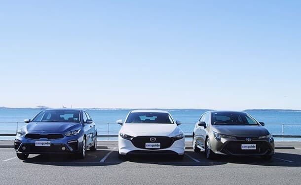 تويوتا كورولا وكيا سيراتو ومازدا 3