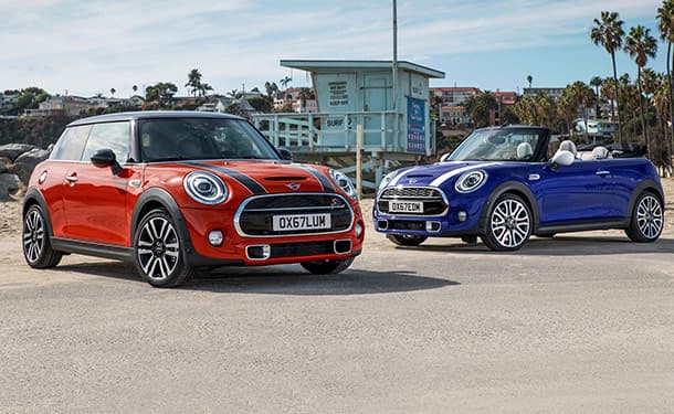 سيارات-ميني-ازرق-احمر-مباني-اشجار