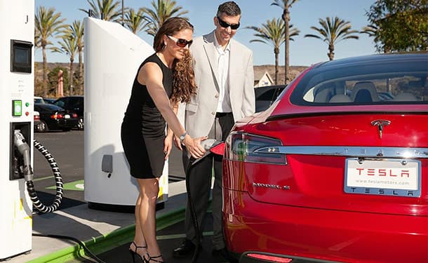 سيده-رجل-سياره-كهربائيه-بنزينه