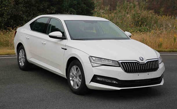 سياره-اشجار-اسفلت-سكودا-سوبريت