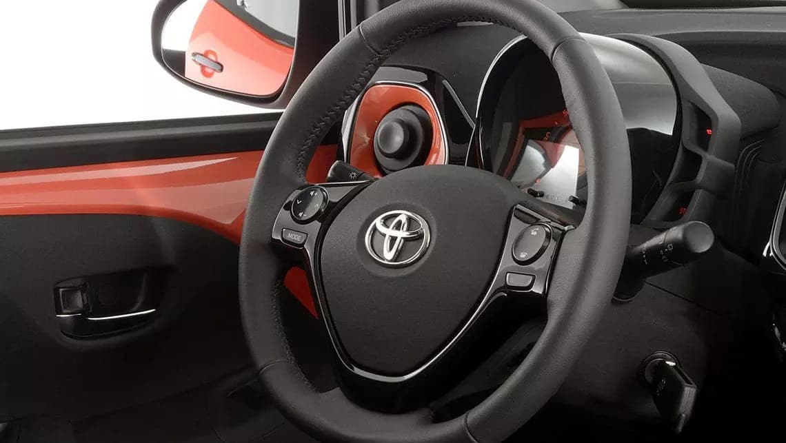 سياره-تويوتا-دركسيون-مرايه