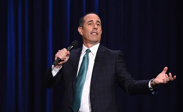 جيري-ساينفلد-ممثل-سيارته-يتحدث