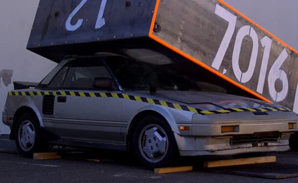 تحطيم سيارة تويوتا كلاسيكية ببرنامج على قناة ديسكفري