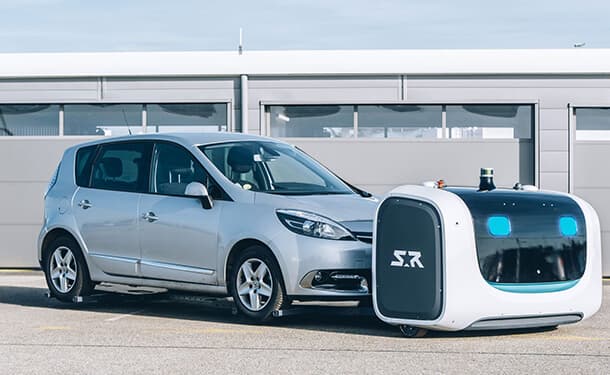 إنسان آلي لركن السيارات بمطار جاتويك في لندن انجلترا