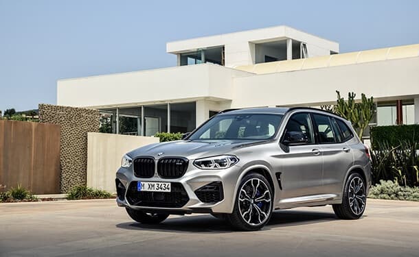 سياره-بي-ام-دبليو-مباني-اشجار