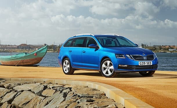 سياره-سكودا-أوكتوفيا-سماء-بحر-مركب