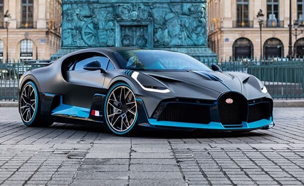 سياره-بوجاتي-مباني-طريق-اشجار