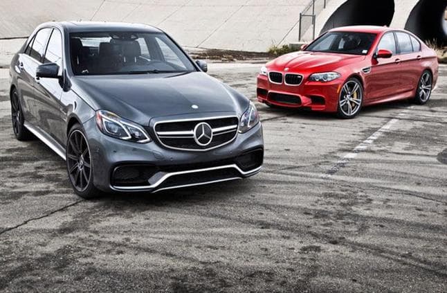  سيارتى بى إم دبليو و مرسيدس بنز 