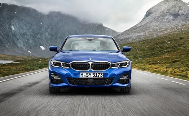 سياره-بي-ام-دبليو-اشجار-شارع