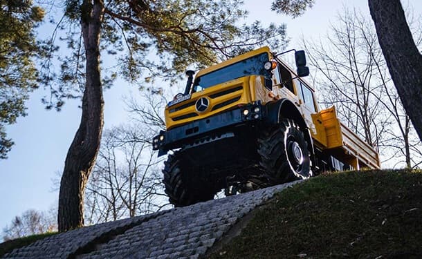 سيارات-مرسيدس-بنز-شاحنات-2019-اشجار