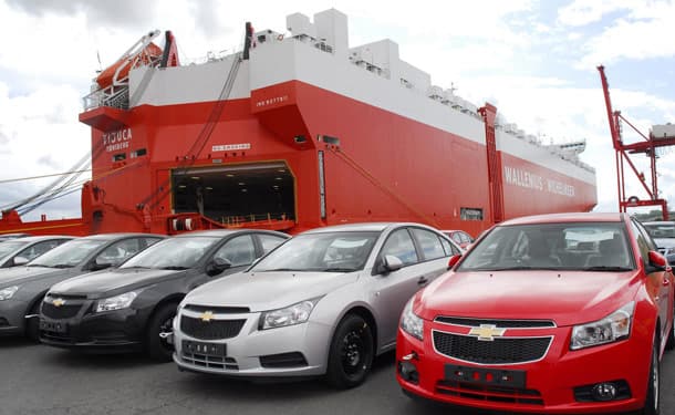 سيارات-ميناء-سماء-سيلفر-حمراء