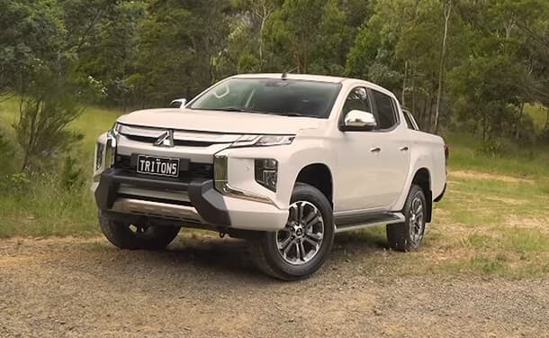 سيارات-شاحانات-ميتسوبيشي-اشجار-حديقه