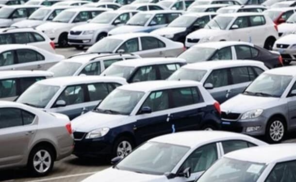 سيارات فى ميناء