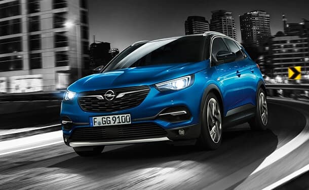 سياره-اوبل-ازرق-مباني--طريق