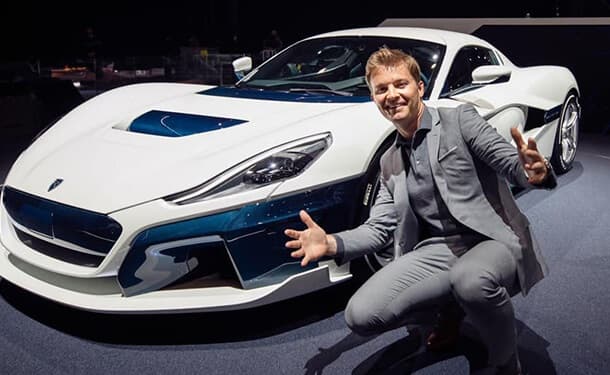 نكو روزبرج أمام سيارة ريماك الكهربائية الخارقة