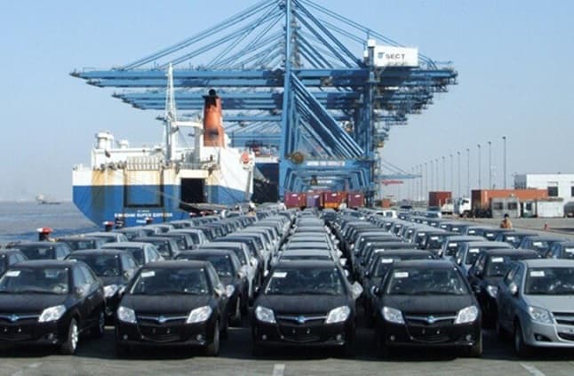 سيارات جديدة داخل ميناء 