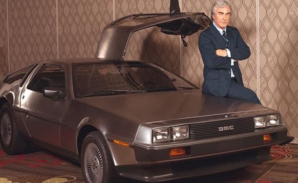 أليك بالدوين مع سيارة دلوريان