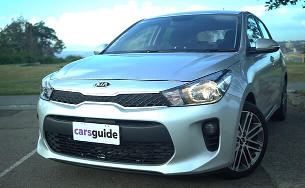 سياره-كيا-ريو-اشجار-سماء