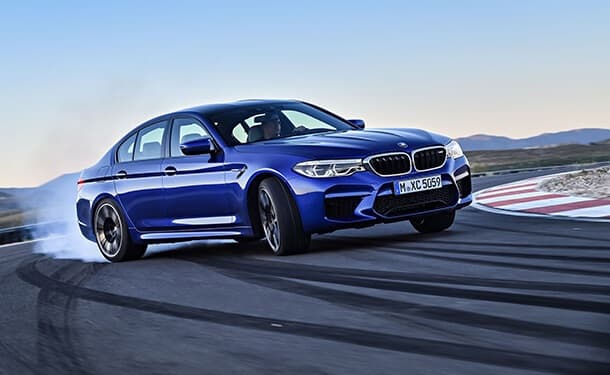 سياره-بي-ام-دبليو-زرقاء-سماء-طريق