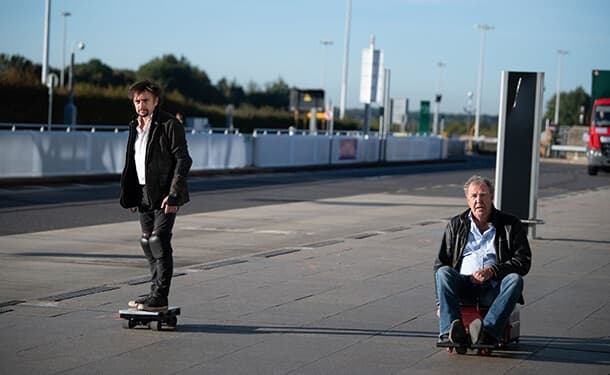 جيريمي كلاركسون وريتشارد هاموند في مطار انجلترا