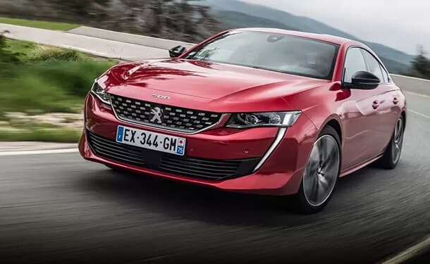 سياره-بيجو-حمرا-اشجار-طريق