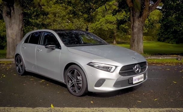 سياره-مرسيدس-بنز-سيلفر-اشجار-شارع