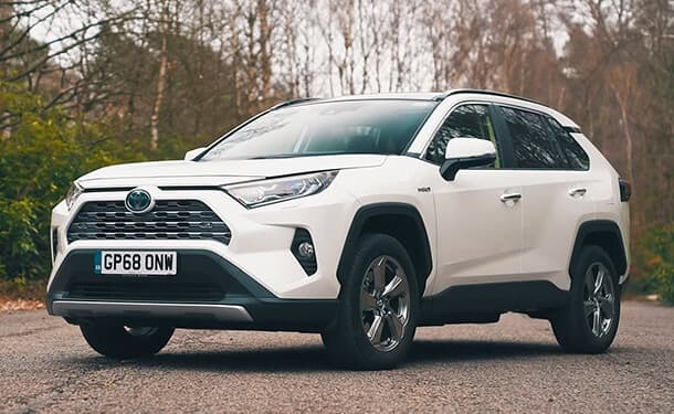 سياره-تويوتا-بيضا-اشجار