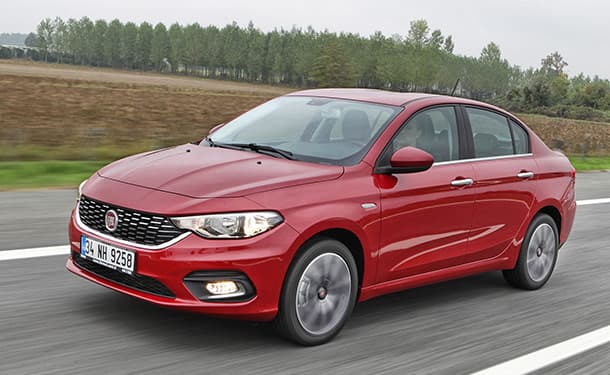 سياره-فيات-اشجار-طريق-حمراء