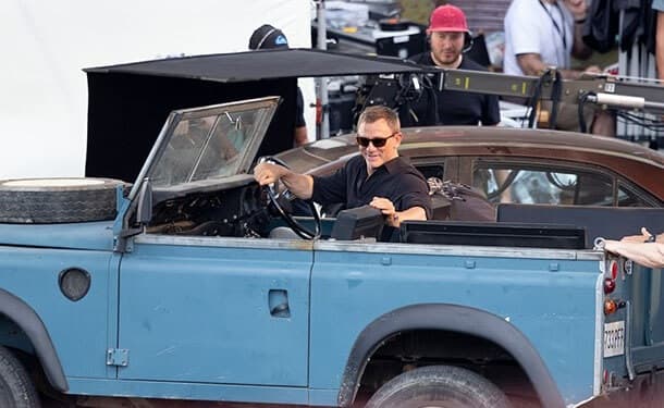 سيارة جيمس بوند لاند روفر الكلاسيكية بكواليس تصوير فيلم بوند 25