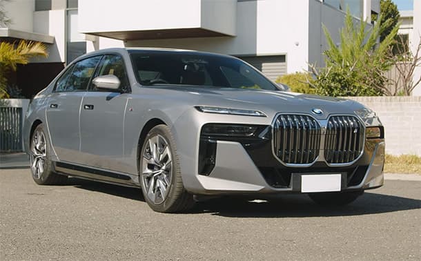 شاهد: تجربة قيادة لموديل 2024 من BMW i7 الكهربائية