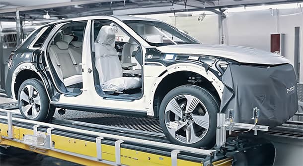 شاهد: كيفية صناعة وتجميع سيارة أودي e-tron الكهربائية