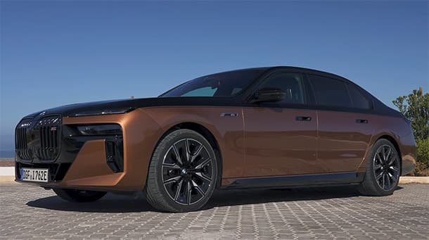 شاهد: تجربة قيادة لموديل 2023 من BMW M70 الكهربائية الفخمة