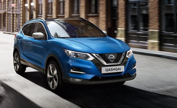 سياره-نيسان-قشقاى-ازرق-مباني