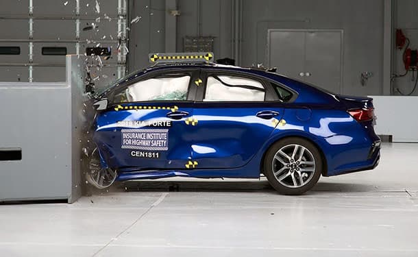 سياره-حادثه- كيا-سيراتو-زرقاء