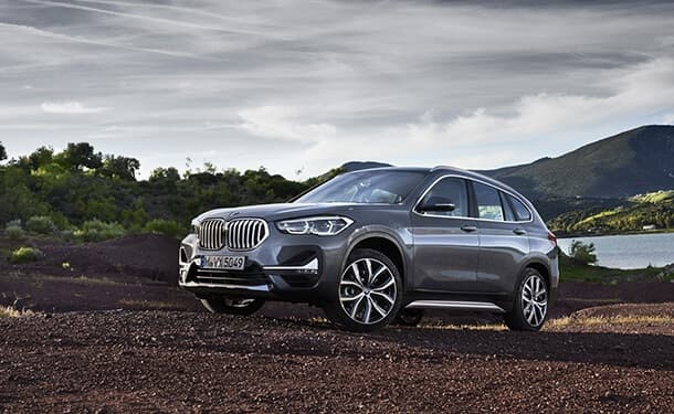 سياره-بي-ام-دبليو-اشجار-سماء-سيلفر-2020-جديد