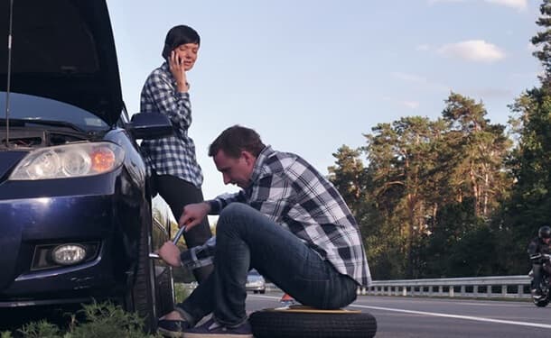 تصليح سيارة على جانب الطريق