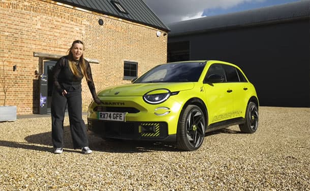 شاهد: تجربة قيادة فيات آبارث 600e الكهربائية