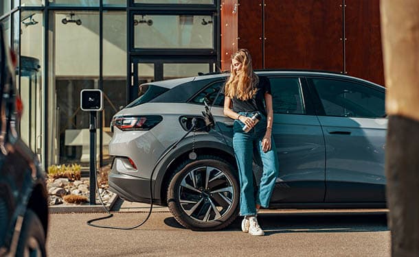 لماذا تزداد شعبية السيارات الكهربائية حول العالم؟