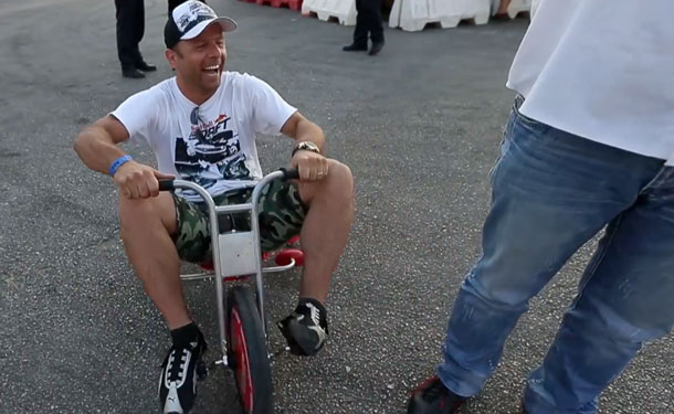 بالفيديو: عبدو فغالي يستعرض قدراته في الدريفت... بدراجة أطفال صغيرة!