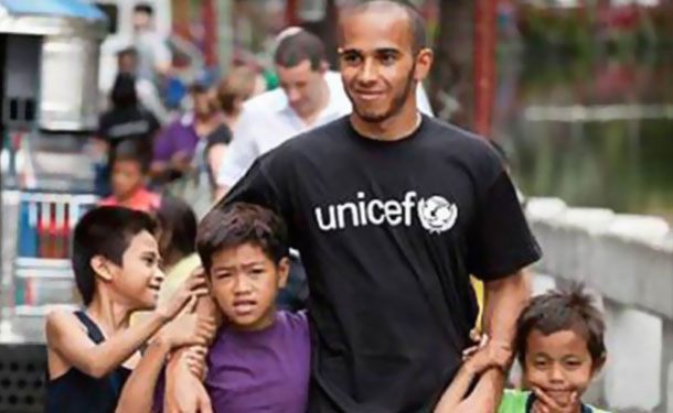 المتسابق لويس هاميلتون يسعى لمساعدة أطفال الهند مع منظمة اليونيسيف