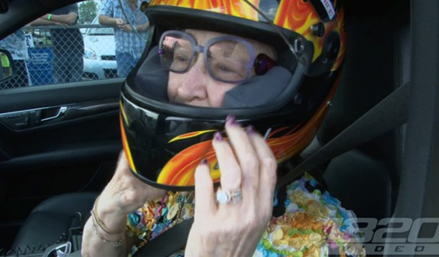 بالفيديو: سيدة أمريكية عجوز تشارك في سباقات السحب بسيارته مرسيدس-بنز C63 AMG
