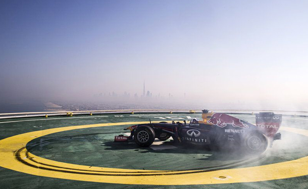 بالفيديو: ريد بل تحتفل بفوزها ببطولة الفورمولا 1 من فوق فندق برج العرب بدبي