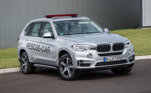 BMW تقدم X5 الهجينة كسيارة انقاذ ببطولة فورمولا E