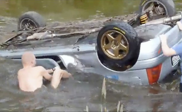 بالفيديو: انقاذ سائق رالي انقلب بسيارته في بحيرة