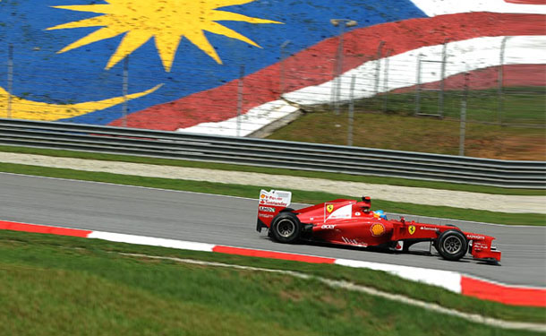 فريق فيراري بالفورمولا 1 يسبب أزمة لأهالي ركاب الطائرة الماليزية المفقودة
