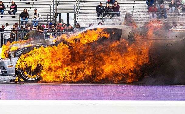 شاهد: النيران تلتهم فورد موستانج خلال سباق سحب