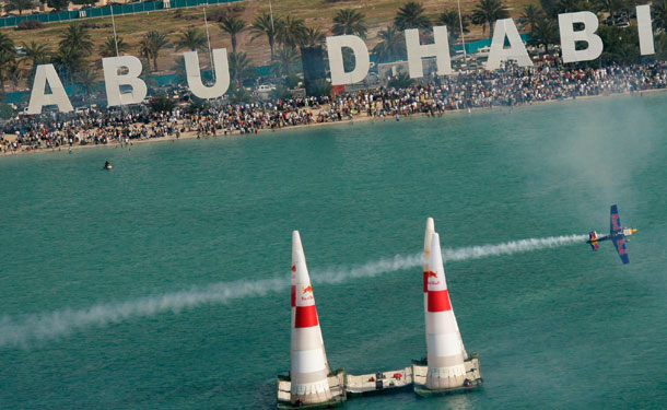 عودة أبطال سباق ريد بُل للتحليق الجوّي في سماء أبو ظبي