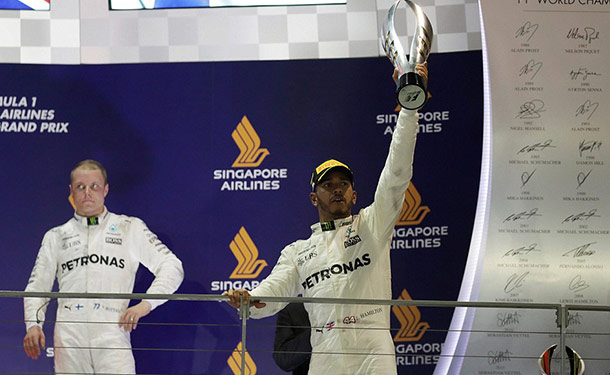هاملتون يفوز بسباق سنغافورة بعد تحطم سيارات فيراري